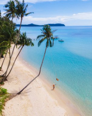 Tropik Koh Kood Adası veya Koh Kut Tayland. Tayland 'da tatilde olan birkaç erkek ve kadın. Tatil adası gezisi.