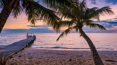 Trat Doğu Tayland 'daki Koh Kood tropikal adasında gün batımında ahşap iskele