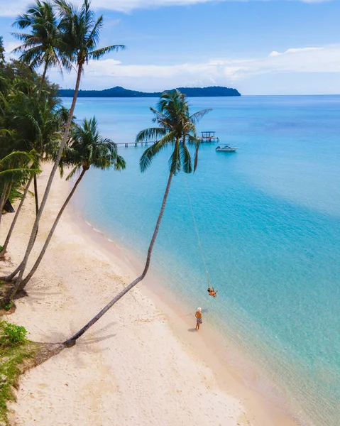 Tropik Koh Kood Adası veya Koh Kut Tayland. Tayland 'da tatilde olan birkaç erkek ve kadın. Tatil adası gezisi.