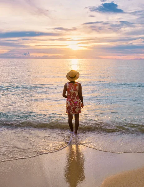 熱帯のビーチから海で夕日を見る帽子をかぶったタイ人アジア人女性 トロピカルアイランド Koh Kood Koh Kut Thailand — ストック写真