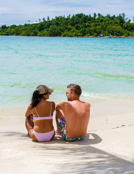 Mulheres Tailandesas Asiáticas Homens Europeus Relaxando Uma Praia Tropical Com — Fotografia de Stock