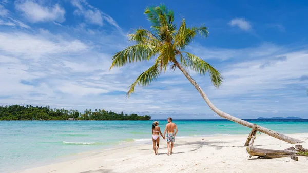 泰国Koh Kood岛上的热带海滩 有棕榈树 在白色的热带海滩上挂着棕榈树 一对夫妇带着蓝色的海洋男女在泰国度假 — 图库照片