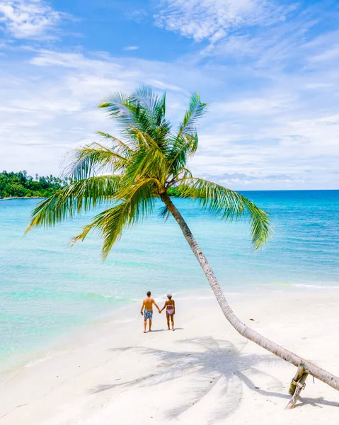 在泰国Koh Kood岛上的热带海滩上 Drone看到了棕榈树 在白色的热带海滩上挂着棕榈树 一对夫妇带着蓝色的海洋男女在泰国度假 — 图库照片