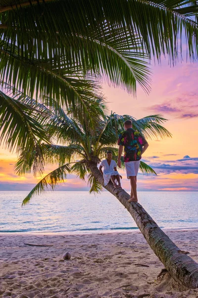 Mannen Vrouwen Ontspannen Een Palmboom Een Tropisch Strand Kijkend Naar — Stockfoto