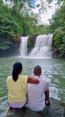 Koh Kood Adası Tayland Şelalesi 'nde Şelale Koh Kood Tayland' da dinlenen kadın ve erkek Khlong Chao. Asyalı Taylandlı kadınlar ve beyaz erkekler şelaleyi izliyor