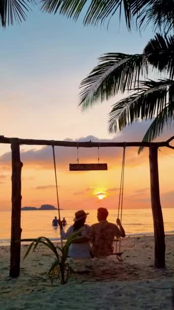 Par Hombres Caucásicos Mujeres Tailandesas Viendo Puesta Sol Playa Desde — Vídeos de Stock