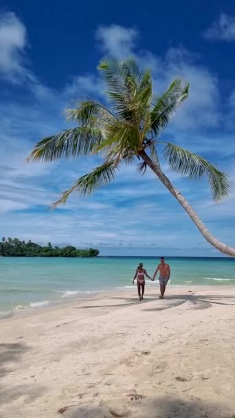 Pár Mužů Žen Dovolené Ostrově Koh Kood Thajsko Visící Palmy — Stock video