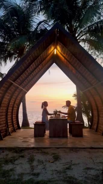 Cena Romántica Playa Con Comida Tailandesa Atardecer Isla Koh Mak — Vídeo de stock