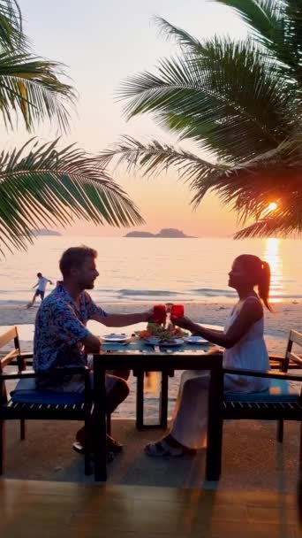Romantisch Diner Het Strand Met Thais Eten Tijdens Zonsondergang Het — Stockvideo