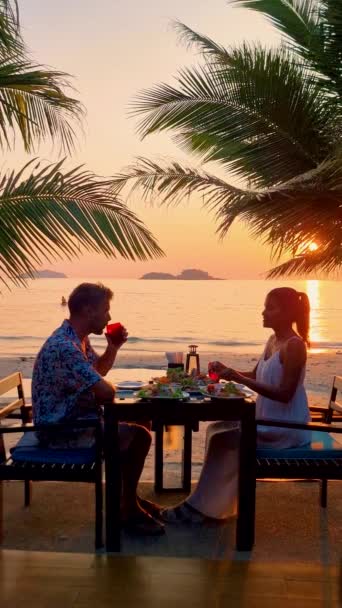 Para Romantyczną Kolację Plaży Tajskim Jedzeniem Podczas Zachodu Słońca Wyspie — Wideo stockowe