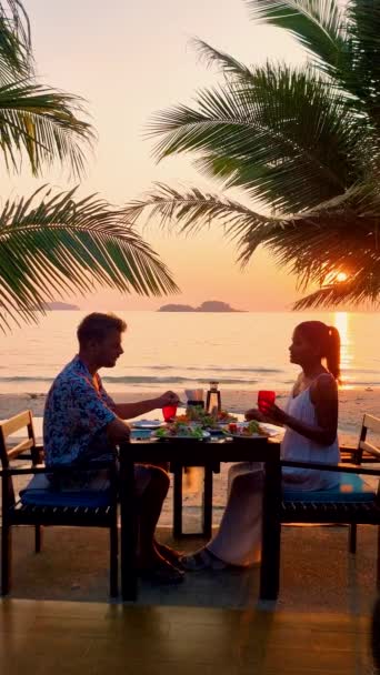 Muži Ženy Mají Romantickou Večeři Pláži Thajským Jídlem Během Západu — Stock video