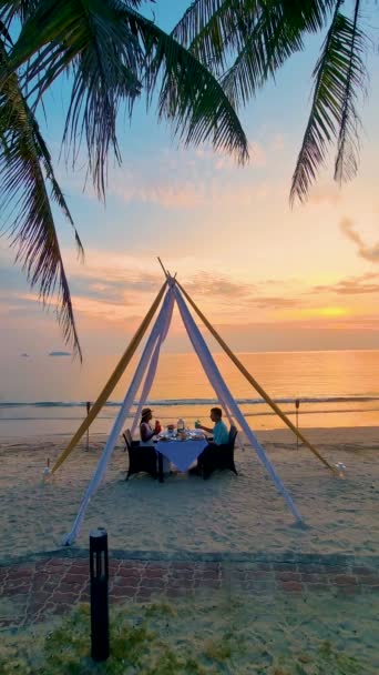 Romantyczna Kolacja Plaży Tajskim Jedzeniem Podczas Zachodu Słońca Wyspie Koh — Wideo stockowe