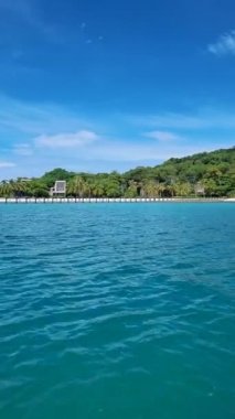 Koh Kham Trat Tayland, Koh Mak Tayland yakınlarındaki tropik bir adanın teknesinden hava manzaralı. Beyaz kumlu sahil, palmiye ağaçları ve okyanusta büyük siyah kaya taşları.