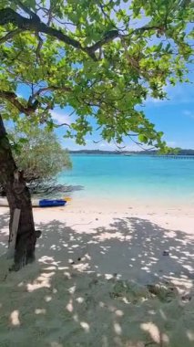 Koh Kham Trat Tayland, Koh Mak Tayland yakınlarındaki tropik adanın havadan görünüşü. Beyaz kumlu sahil, palmiye ağaçları ve Koh Kham okyanusunda büyük siyah kaya taşları.