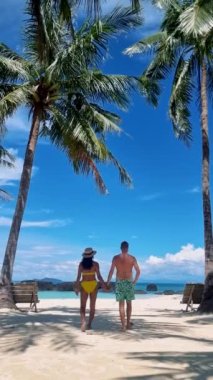 Koh Kham Trat Tayland, Koh Mak Tayland yakınlarındaki tropik adanın havadan görünüşü. Beyaz kumlu sahil, palmiye ağaçları, kadınlar ve erkekler mayo giyerek sahilde yürüyor.