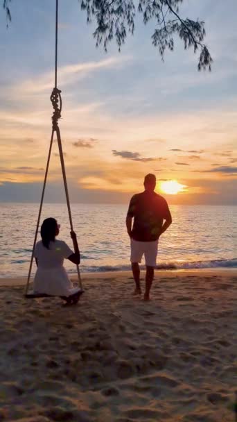 Paar Ontspannen Een Schommel Tijdens Zonsondergang Het Strand Thaise Vrouwen — Stockvideo