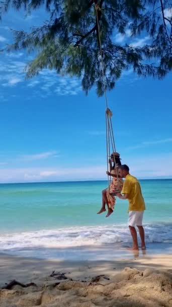 Ein Paar Entspannt Sich Strand Mit Einer Schaukel Die Baum — Stockvideo