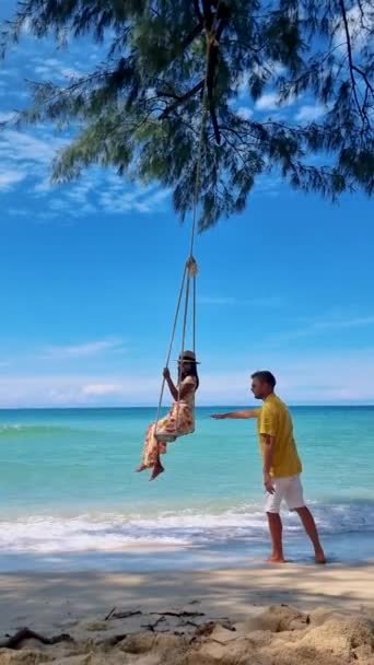 Pareja Relajándose Columpio Durante Atardecer Playa Mujeres Tailandesas Hombres Caucásicos — Vídeo de stock