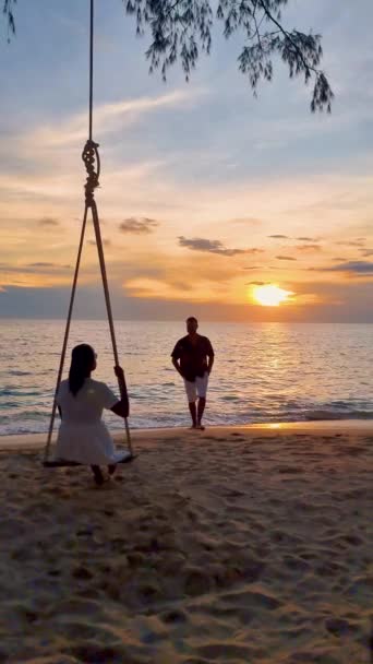 Пара Відпочиває Гойдалці Під Час Заходу Сонця Березі Моря Тропічному — стокове відео