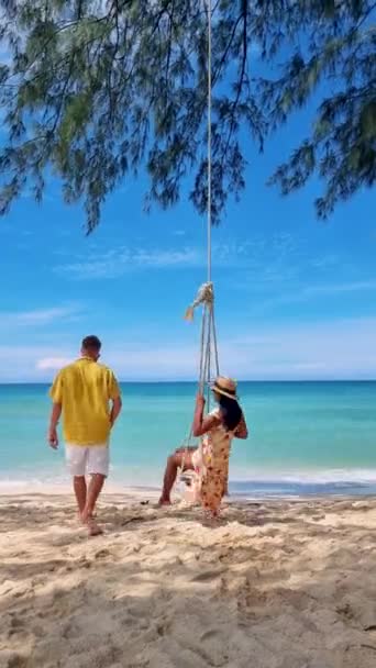 Casal Relaxante Balanço Praia Com Oceano Cor Turquesa Mulheres Tailandesas — Vídeo de Stock