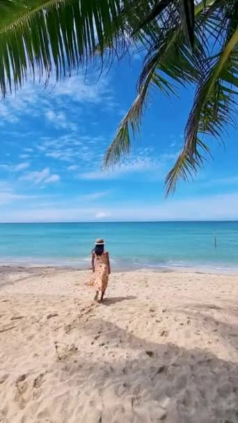 Ilha Tropical Koh Kood Paraíso Praia Tropical Mulheres Relaxam Balanço — Vídeo de Stock