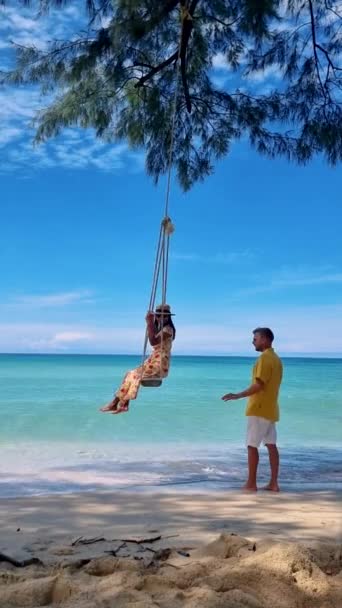 Para Relaksująca Się Huśtawce Podczas Zachodu Słońca Plaży Tajlandzkie Kobiety — Wideo stockowe