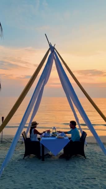 Jantar Romântico Praia Com Comida Tailandesa Durante Pôr Sol Ilha — Vídeo de Stock