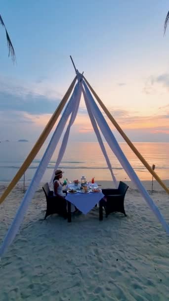 Dîner Romantique Sur Plage Avec Lumière Bougie Femmes Asiatiques Thaïlandaises — Video