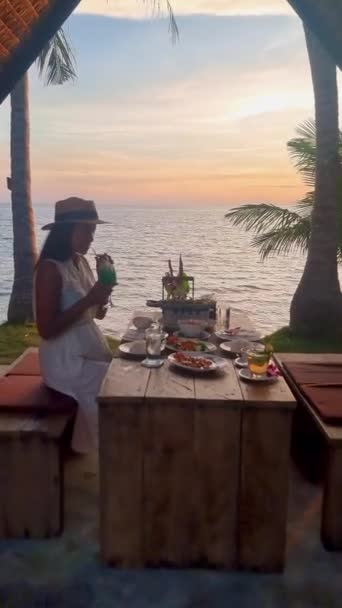 Cena Romántica Playa Con Comida Tailandesa Atardecer Mujeres Tailandesas Asiáticas — Vídeo de stock
