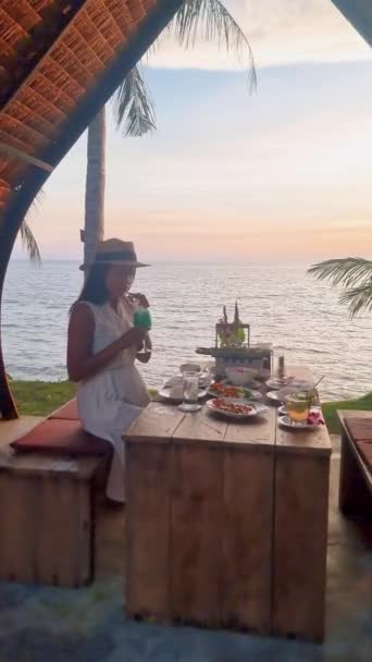 Romantyczna Kolacja Plaży Tajskim Jedzeniem Koktajlami Podczas Zachodu Słońca Azjatyckie — Wideo stockowe