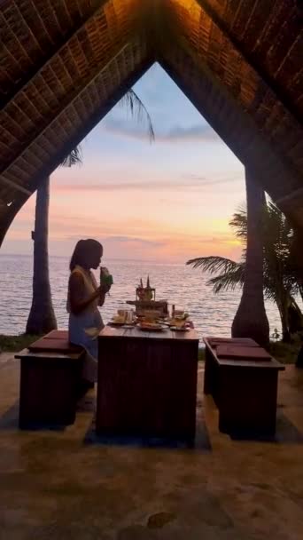 Cena Romantica Sulla Spiaggia Con Cibo Thailandese Durante Tramonto Donne — Video Stock