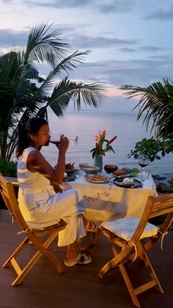 Cena Romántica Playa Con Comida Tailandesa Atardecer Mujeres Tailandesas Asiáticas — Vídeos de Stock
