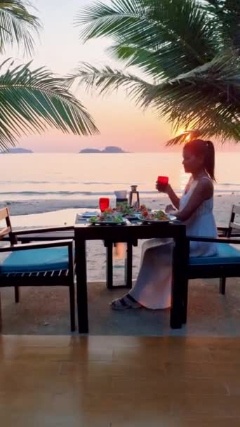 Jantar Romântico Praia Com Comida Tailandesa Uma Bebida Durante Pôr — Vídeo de Stock