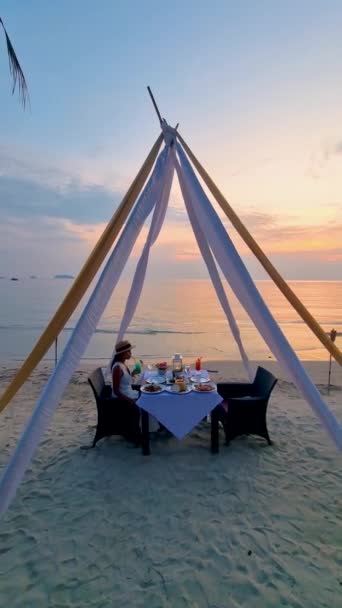Romantická Večeře Pláži Thajské Jídlo Při Západu Slunce Asijské Thajské — Stock video