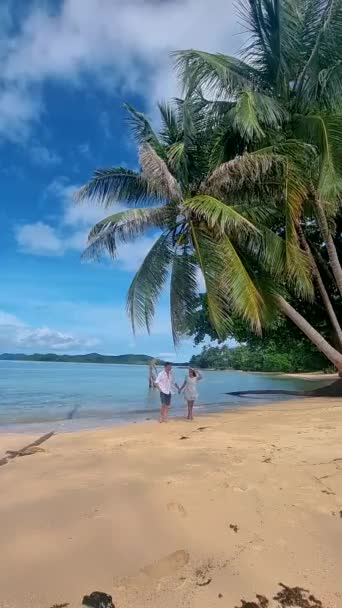 Ett Par Män Och Kvinnor Semester Koh Mak Thailand Hängande — Stockvideo