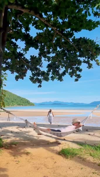 Casal Homens Mulheres Uma Rede Uma Praia Tropical Tailândia Koh — Vídeo de Stock