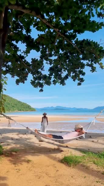 Ein Paar Männer Und Frauen Einer Hängematte Einem Tropischen Strand — Stockvideo