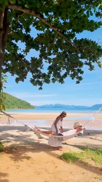 Några Män Och Kvinnor Hängmatta Tropisk Strand Thailand Koh Mak — Stockvideo