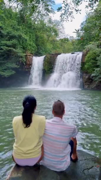 Wodospad Wyspie Koh Kood Tajlandia Khlong Chao Para Mężczyzn Kobiet — Wideo stockowe