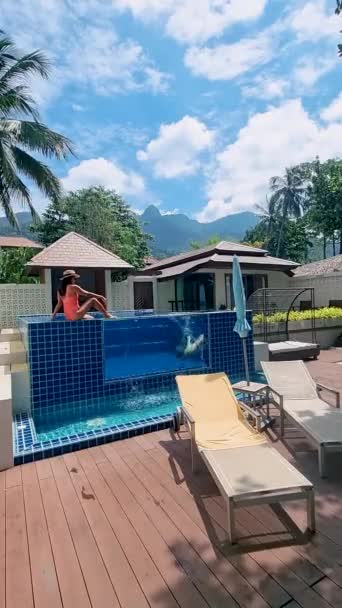 Couple Relaxant Devant Leur Villa Piscine Pendant Des Vacances Luxe — Video