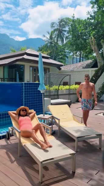 Paar Entspannt Sich Während Eines Luxusurlaubs Vor Seiner Pool Villa — Stockvideo
