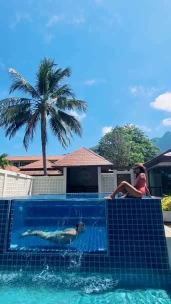 在豪华度假期间 情侣们在游泳池前放松一下 — 图库视频影像