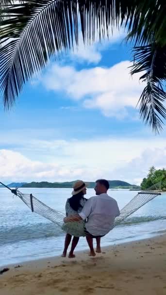 Pár Mužů Žen Houpací Síti Tropické Pláži Thajsku Ostrově Koh — Stock video