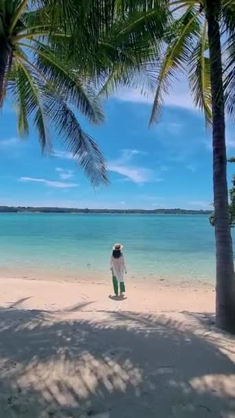 Donne Asiatiche Tailandesi Che Camminano Una Spiaggia Tropicale Con Palme — Video Stock