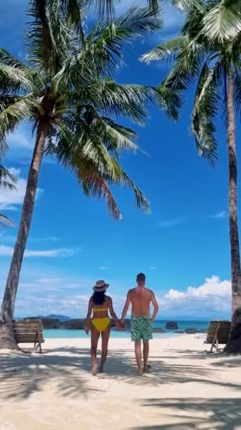 トラット Koh Kham Trat Thailand タイのコマック島付近の熱帯島 ヤシの木がある白い砂浜Amenと女性水着でビーチを歩く — ストック動画