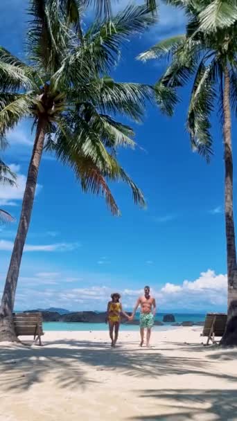 Männer Und Frauen Badebekleidung Gehen Einem Tropischen Strand Koh Kham — Stockvideo
