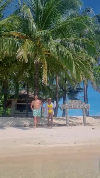 Egy Pár Férfi Fürdőruhában Strandon Koh Kham Trat Thaiföld Légi — Stock videók