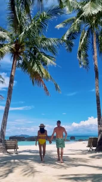 Par Hombres Mujeres Trajes Baño Playa Koh Kham Trat Tailandia — Vídeos de Stock