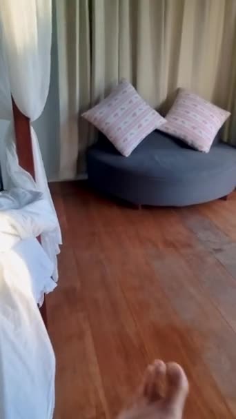 Junge Männer Wachen Bett Auf Und Gehen Von Einem Bungalow — Stockvideo