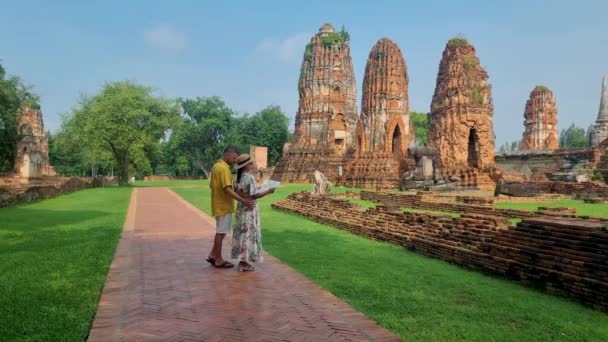 Ayutthaya Thailand Wat Mahathat Couple Men Women Hat Tourist Maps — Vídeo de Stock